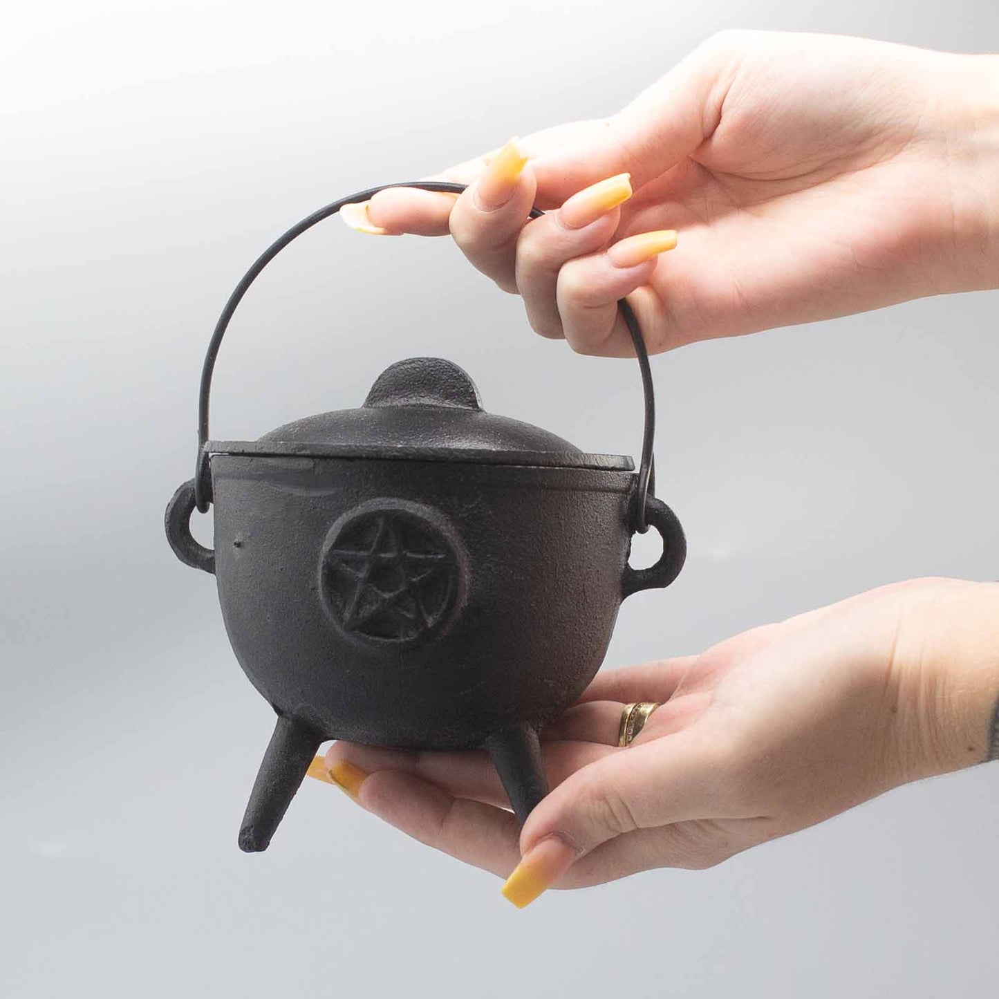 CAST IRON CAULDRON WITH PENTAGRAM 11x13cm – Large Ritual Magic Tool - Spirit And Shadow