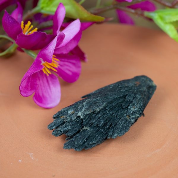 RAW BLACK KYANITE GEMSTONE 3-6 cm – Witch’s Broom for Energy Cleansing - Spirit And Shadow