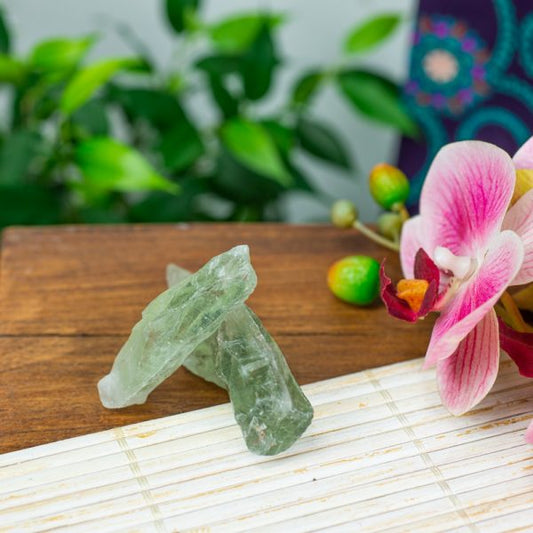 RAW GREEN QUARTZ GEMSTONE 4–6 cm – Heart Chakra Healing Crystal - Spirit And Shadow