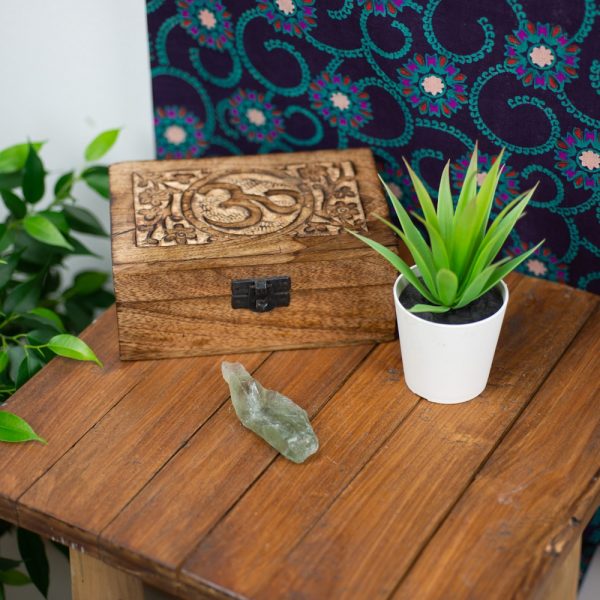 RAW GREEN QUARTZ GEMSTONE 4–6 cm – Heart Chakra Healing Crystal - Spirit And Shadow