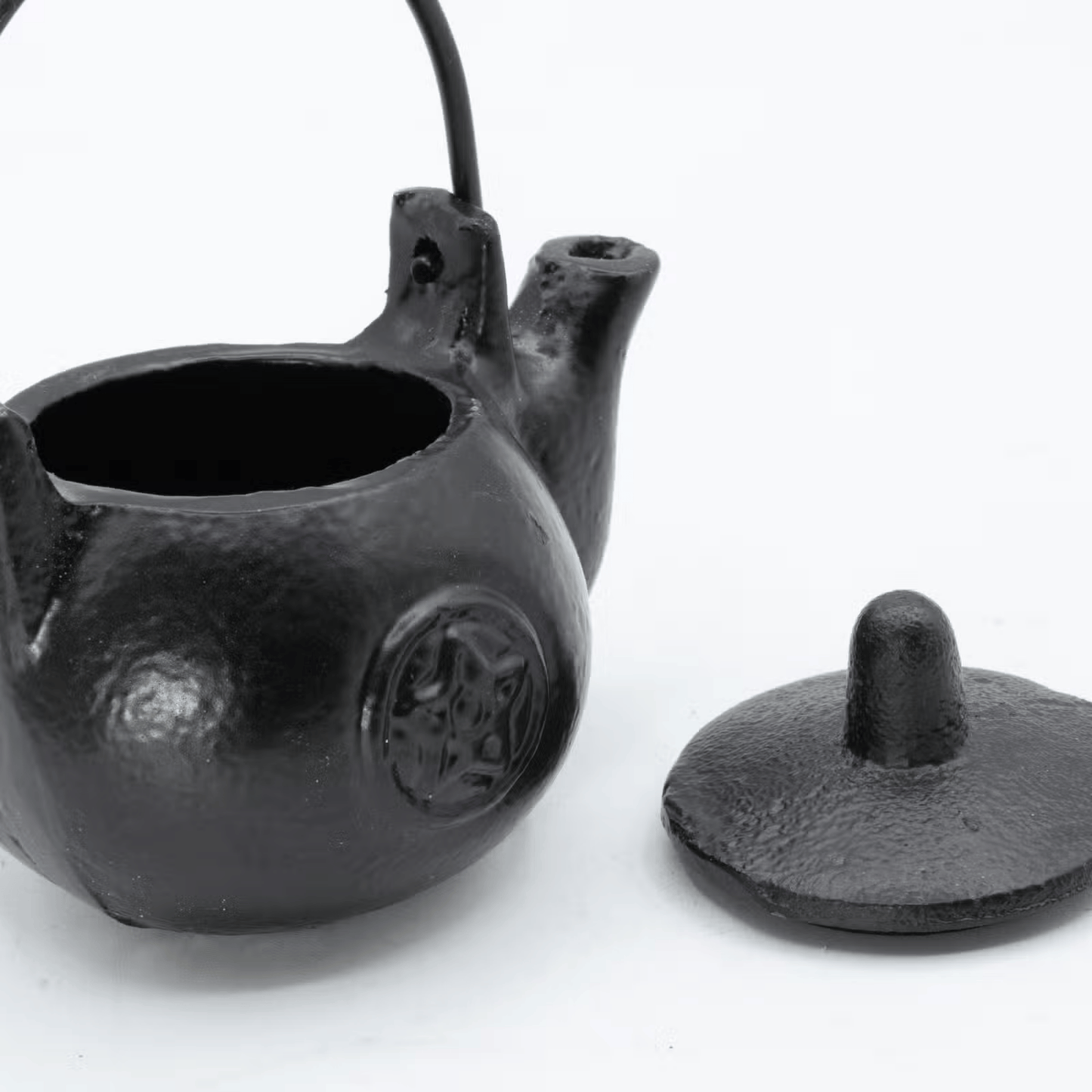 CAST IRON PENTAGRAM RITUAL POT WITH LID & SPOUT – 10cm